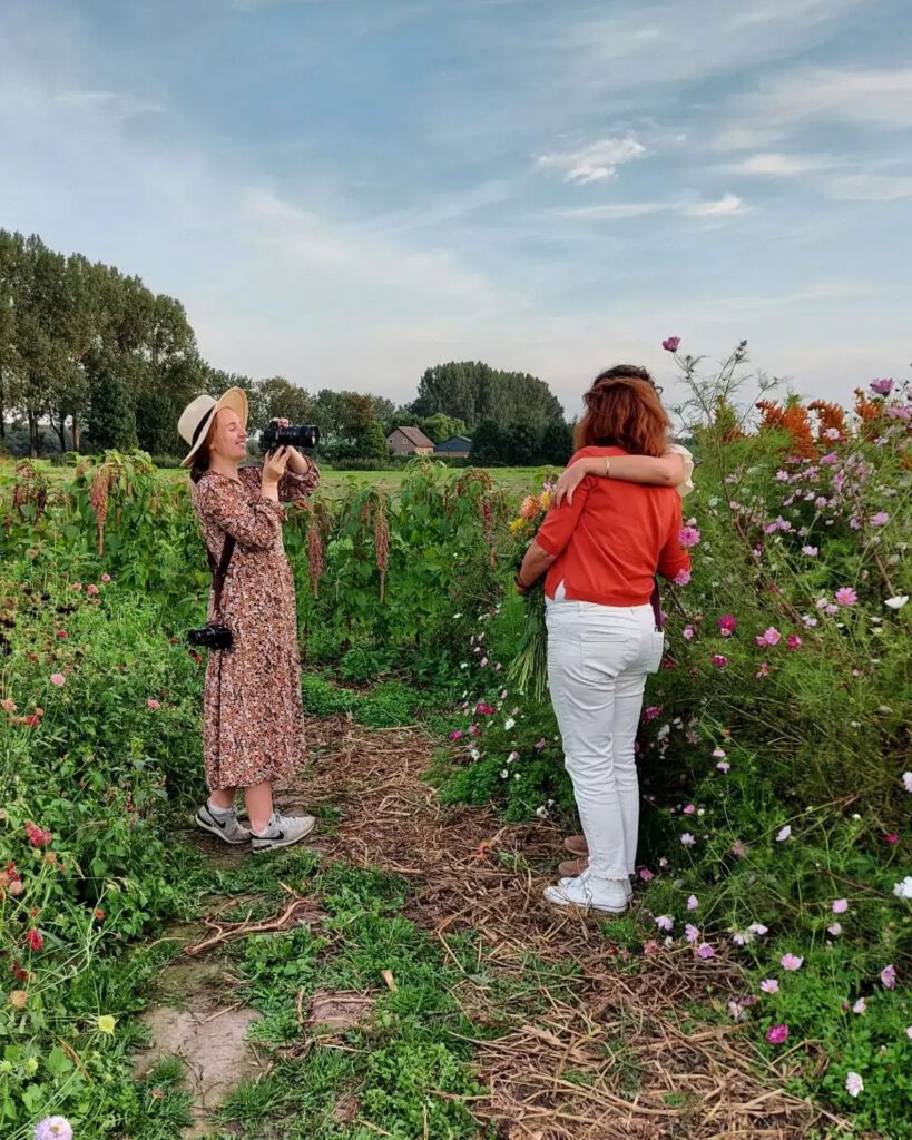 Een fotografe aan het werk in onze pluktuin.