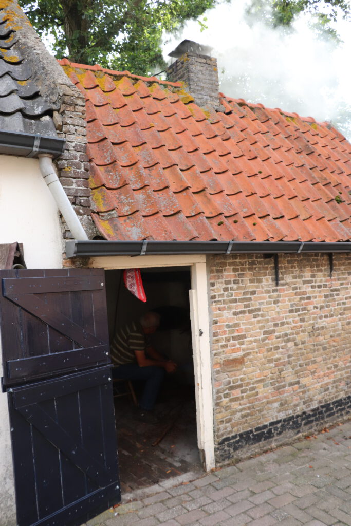 Hier proberen we de geschiedenis voor te zetten door regelmatig te bakken in de houtgestookte oven.