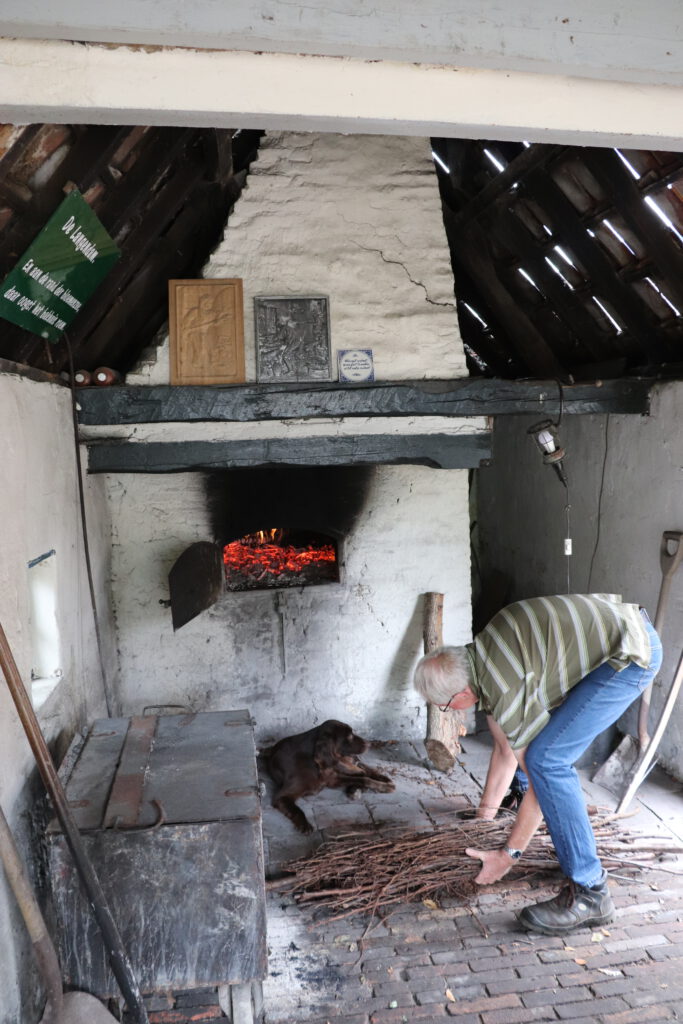Geschiedenis; net als vroeger de oven opstoken.