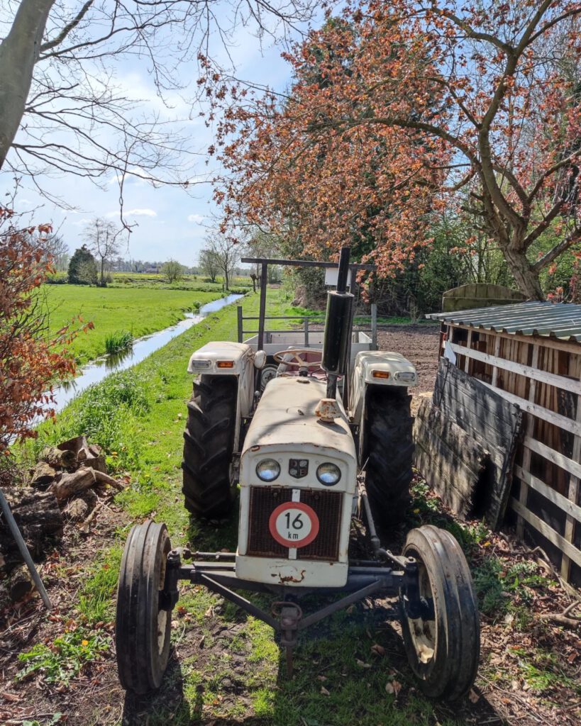 Geschiedenis; de tractor van de vader van Sjaak.