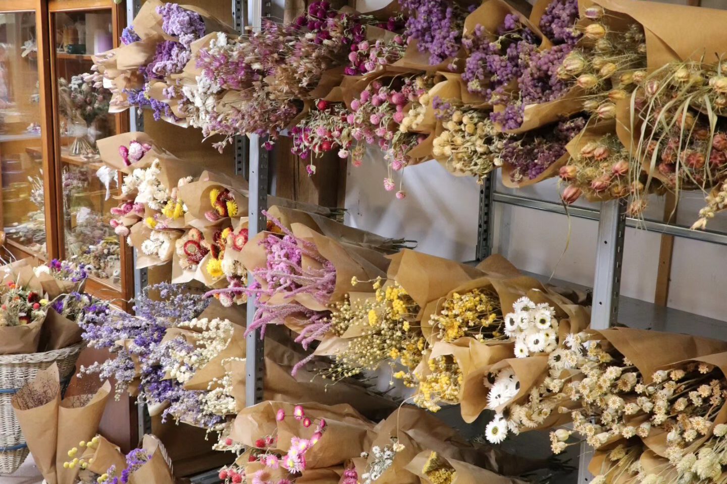 Wij kweken al ruim 40 jaar onze eigen droogbloemen. Deze ervaring zie je terug in ons assortiment en onze kwaliteit droogbloemen.